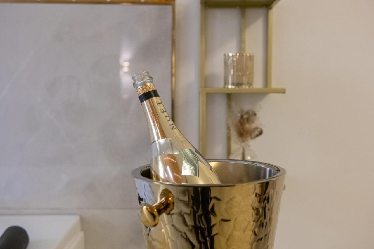 Fashion Apartment Gold Bologna With Jacuzzi & Car Garage Экстерьер фото